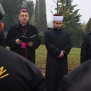 Biskup Šaško predvodio molitvu za katoličke vjernike na oskvrnjenim grobovima hrvatskih vojnika 